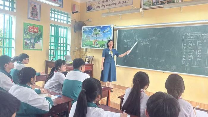 Cô và trò Trường THCS Hải Xuân (Ninh Bình) trong một giờ học.