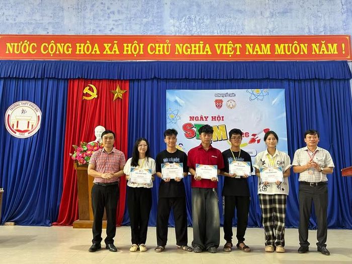 Trao giấy chứng nhận cho các học sinh đạt giải.