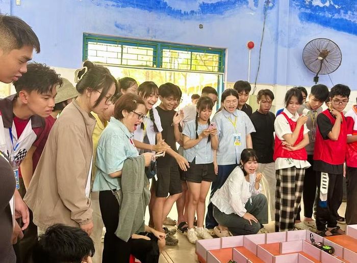 Các lớp cổ vũ nhiệt tình và sôi nổi.