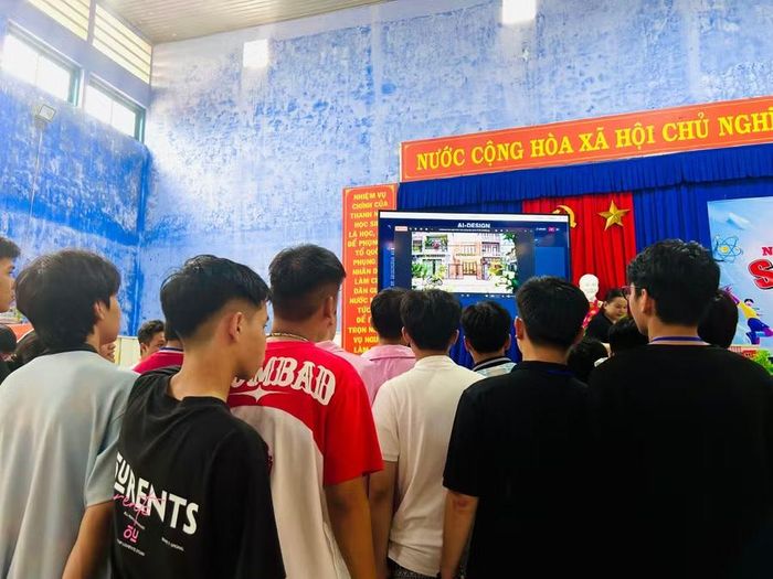 Học sinh THPT trải nghiệm với các trò chơi ứng dụng Trí tuệ nhân tạo (AI).