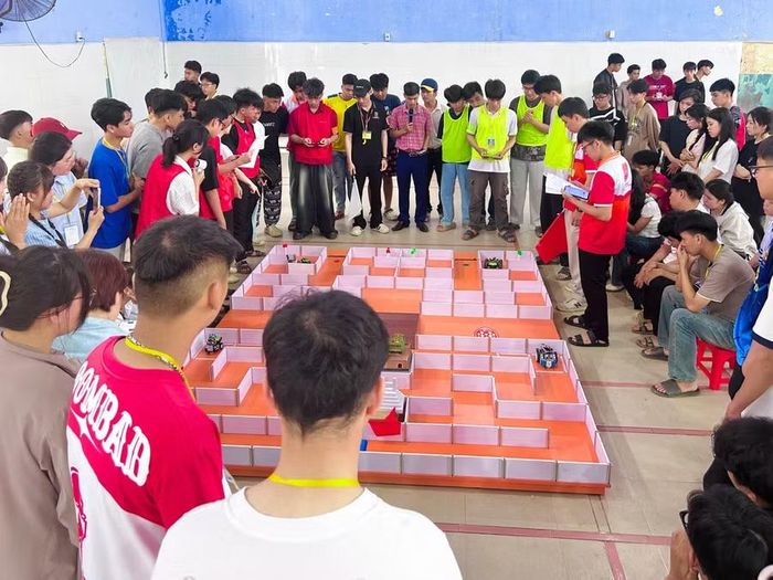 2 hội thi hấp dẫn là “Chinh phục Robocon” và “Chinh phục bằng lái ô tô”.