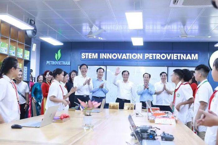 Phó Thủ tướng Bùi Thanh Sơn (giơ tay) tại Lễ khánh thành Phòng thực hành STEM tại Trường THCS Tây Mỗ (phường Tây Mỗ, Hà Nội) vào tháng 9/2025.
