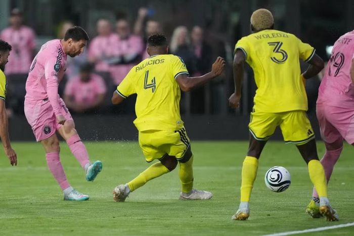 Messi ghi bàn 900 trong sự nghiệp nhưng Inter Miami vẫn bị loại ở vòng 1/8 đội CONCACAF Champions Cup 2026.