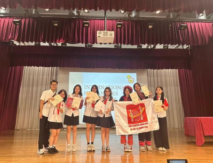 Tuệ Giang và các bạn của mình. Ảnh: NVCC.