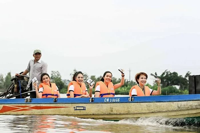 Hành Trình Từ Trái Tim liên tục 14 năm ngược xuôi từ đồng bằng, thành thị đến nông thôn, kênh rạch chằng chịt, các vùng sâu, núi cao và biển đảo xa,... trao tặng hơn 5 triệu cuốn sách quý và tổ chức hơn 1.000 chương trình giao lưu lan tỏa khát vọng lớn đến học sinh, sinh viên, và quân dân cả nước.