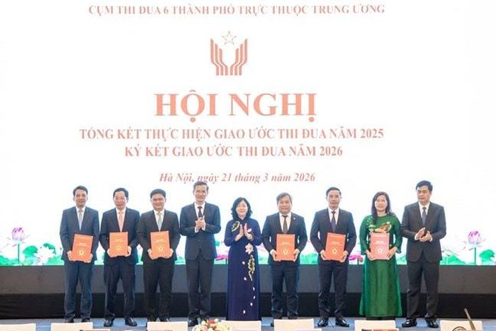 Chủ tịch Bùi Thị Minh Hoài chúc mừng đại diện các thành phố tại lễ ký kết giao ước thi đua 2026 