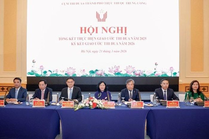  Bà Bùi Thị Minh Hoài, Ủy viên Bộ Chính trị, Bí thư Trung ương Đảng, Bí thư Đảng ủy MTTQ, các đoàn thể Trung ương, Chủ tịch Ủy ban Trung ương MTTQ Việt Nam, Phó Chủ tịch Hội đồng Thi đua khen thưởng Trung ương cùng lãnh đạo 6 thành phố chủ trì Hội nghị. Ảnh: Quang Vinh