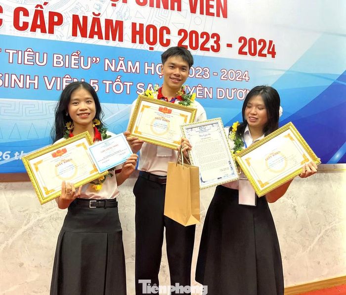 Lê Quốc Tuấn 3 năm liên tiếp đạt danh hiệu “Sinh viên 5 tốt” cấp tỉnh.
