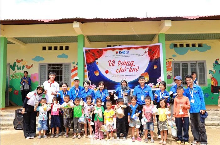 Lê Quốc Tuấn cùng các sinh viên tham gia chiến dịch Mùa hè xanh.