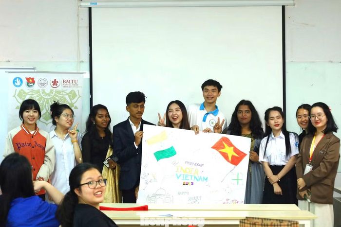 Quốc Tuấn chủ động mở rộng không gian học tập ngoài giảng đường.