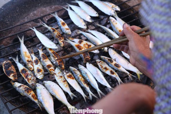  Điểm đặc biệt của món ăn này chính là độ tươi. Cá trích được ngư dân đánh bắt gần bờ từ sáng sớm, mang vào bờ là nướng ngay, không qua cấp đông. Nhờ đó, thịt cá giữ được vị ngọt, béo, thơm đặc trưng mà ít loại cá nào có được. 