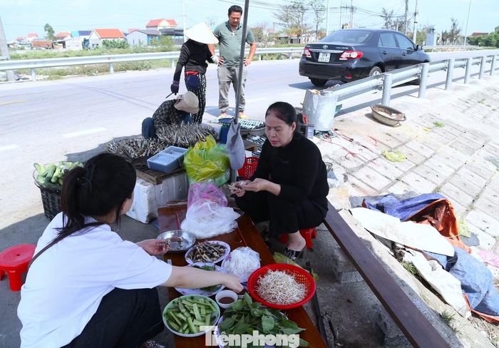 Một phần cá trích nướng được bán với giá chỉ từ 50.000 - 60.000 đồng/kg, ăn kèm rau sống, bún, bánh tráng. Mức giá bình dân nhưng trải nghiệm lại rất “đáng tiền”, nhất là với những ai thích khám phá ẩm thực địa phương.