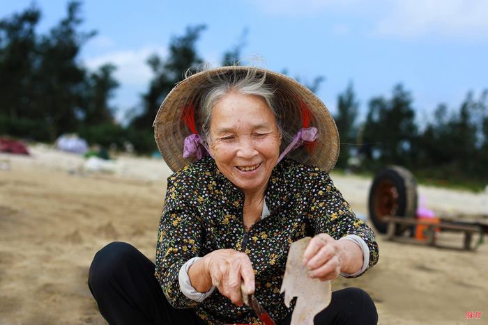 Cụ Ngoan hỗ trợ con cháu sơ chế sứa tươi ngay khi đánh bắt về.