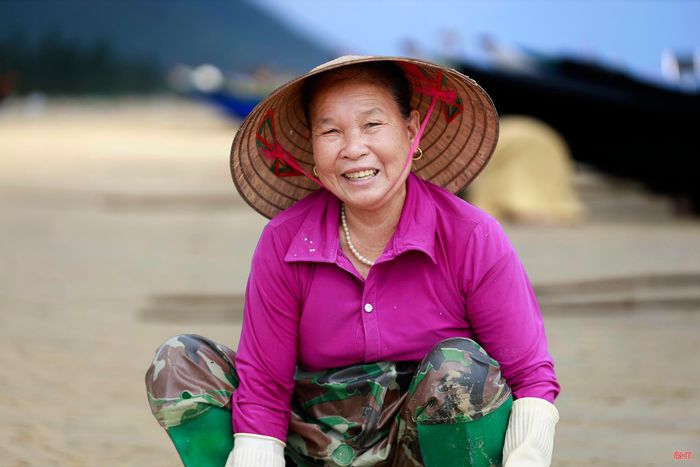 Bà Đặng Thị Khuyên với hơn nửa đời người gắn bó với nghề làm sứa lá dung.