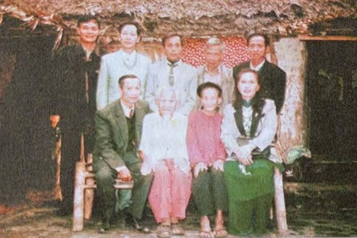 Những lớp học đầu tiên được đặt tại nhà dân, dựng lên bằng mái lều tranh đơn sơ. Ảnh tư liệu
