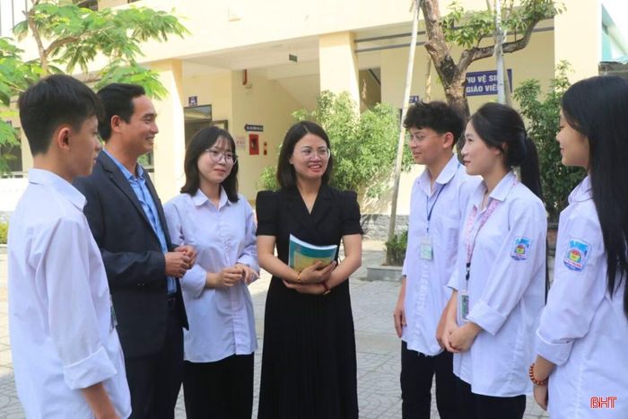 Trong giai đoạn mới, nhà trường xác định mục tiêu xây dựng môi trường giáo dục hạnh phúc, kỷ cương, sáng tạo và phát triển.