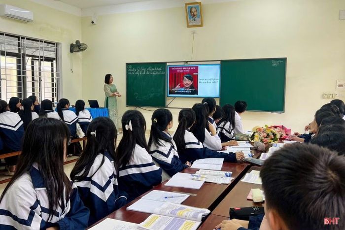 Trường lớp được đầu tư khang trang, hiện đại, đáp ứng yêu cầu dạy học trong tình hình mới.