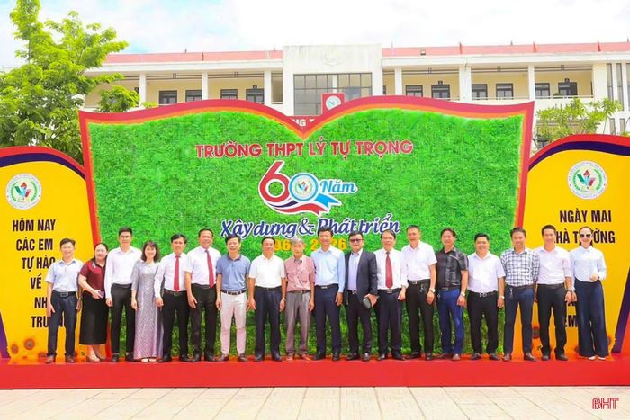 Các thế hệ giáo viên, học sinh về thăm lại trường xưa.