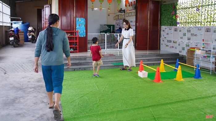 Quyết định đó đến từ một điều rất riêng. Trong gia đình tôi cũng có một người thân “đặc biệt”, nhưng không được can thiệp sớm nên sau này rất khó hòa nhập với cuộc sống. Tôi luôn nghĩ, nếu ngày đó có người đồng hành sớm hơn, có lẽ mọi thứ đã khác.