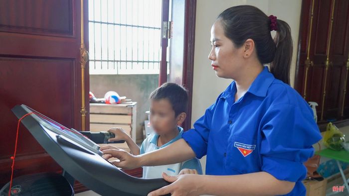Tôi cũng may mắn khi có chị Trần Thị Thành (SN 1990) – Bí thư Chi đoàn thôn Ích Mỹ cùng đồng hành từ tháng 12/2025. Chị Thành là trợ giảng, giúp tôi hỗ trợ các con trong từng buổi học, từ việc ổn định tâm lý, hướng dẫn các kỹ năng đơn giản đến phối hợp trong các giờ can thiệp 1-1, để mỗi trẻ đều được quan tâm sát sao hơn.