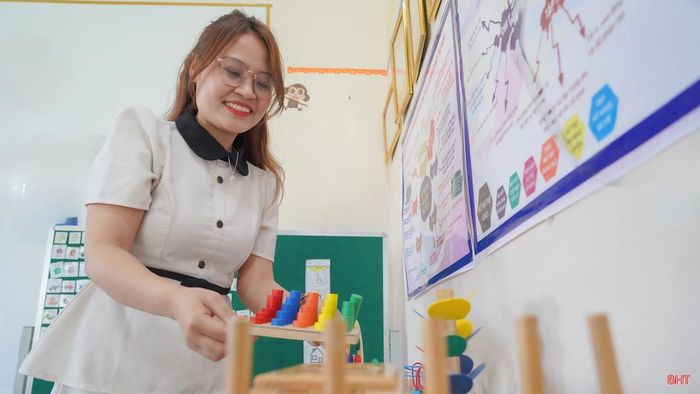 Năm 2020, sau khi tốt nghiệp ngành Việt Nam học - Trường Đại học Văn hóa TP Hồ Chí Minh, tôi về giảng dạy tại một trung tâm tâm lý ở Hà Tĩnh, đồng thời học thêm văn bằng 2 ngành Giáo dục đặc biệt - Trường Đại học Sư phạm Hà Nội. Năm 2023, tôi chuyển công tác về xã Can Lộc, đến năm 2024 về quê mở lớp học nhỏ tại thôn Ích Mỹ (xã Đông Kinh).