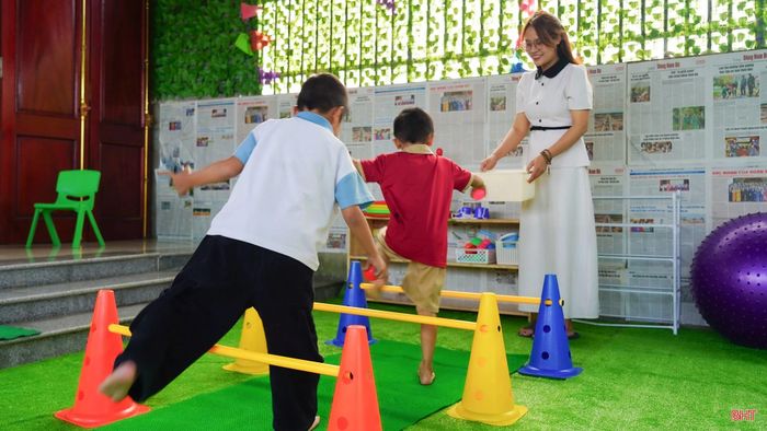 Về học phí, tôi vẫn giữ mức phù hợp với điều kiện ở nông thôn. Nếu phụ huynh muốn cho con học thêm giờ, tôi cũng không tính thêm. Với tôi, điều quan trọng nhất không phải là thời gian dạy bao nhiêu, mà là các con tiến bộ như thế nào.