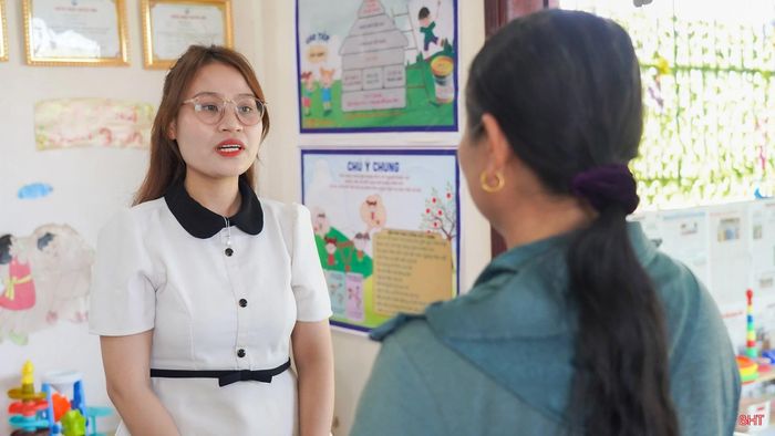 Hôm nay, bà L.T.L – bà nội của em N.V.V (5 tuổi) đưa cháu đến lớp. Tôi dành thời gian trao đổi với bà về quá trình can thiệp của V. Trước đây, cháu bị chậm nói, khả năng giao tiếp còn hạn chế. Tuy nhiên, sau 2 năm theo học, đến nay V. đã có thể nói được khá nhiều, trở nên hoạt bát và nhanh nhẹn hơn. Sự tiến bộ rõ rệt ấy không chỉ khiến gia đình vui mừng mà cũng là niềm động viên rất lớn đối với tôi.