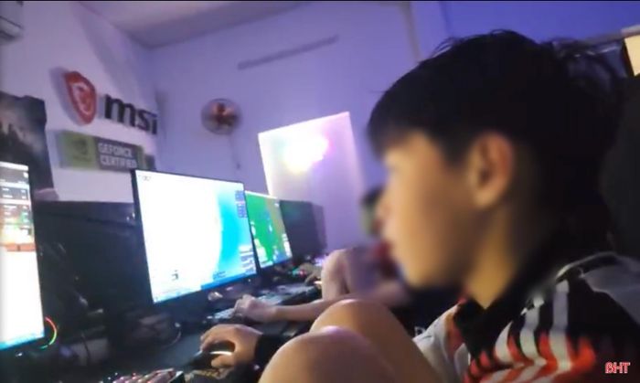 Những học sinh tiểu học, THCS đang say mê với những trò chơi trên mạng vào buổi tối.