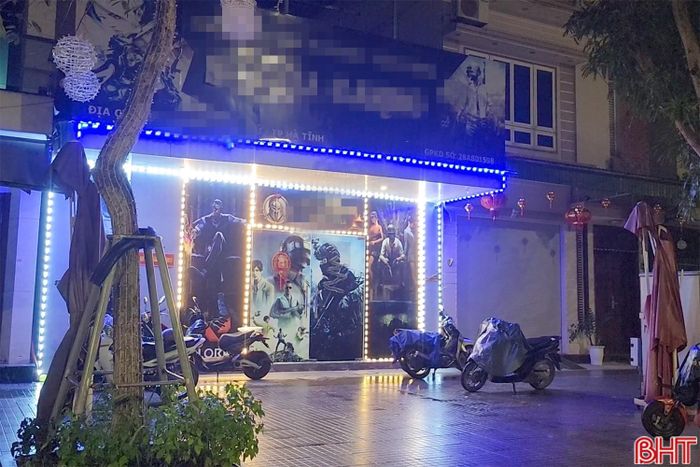 Những cánh cửa khép hờ, những chiếc xe đạp điện, máy điện được xếp gọn.