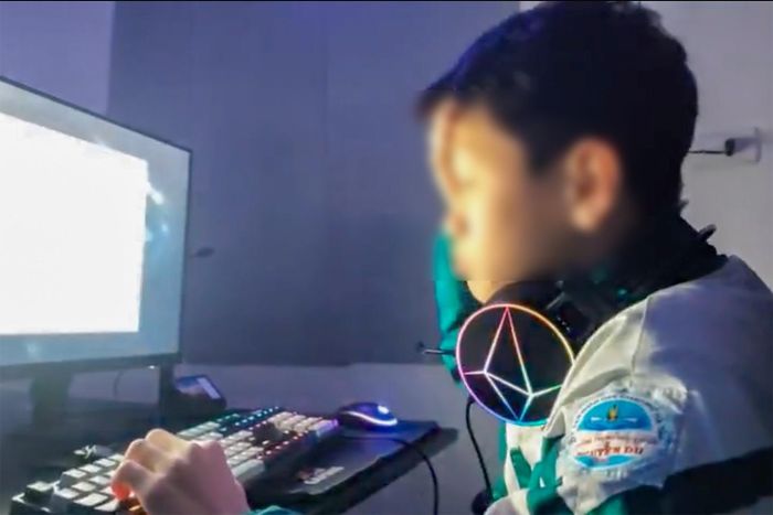Nhiều học sinh có biểu hiện mệt mỏi, uể oải tại quán game nhưng vẫn tiếp tục chơi.