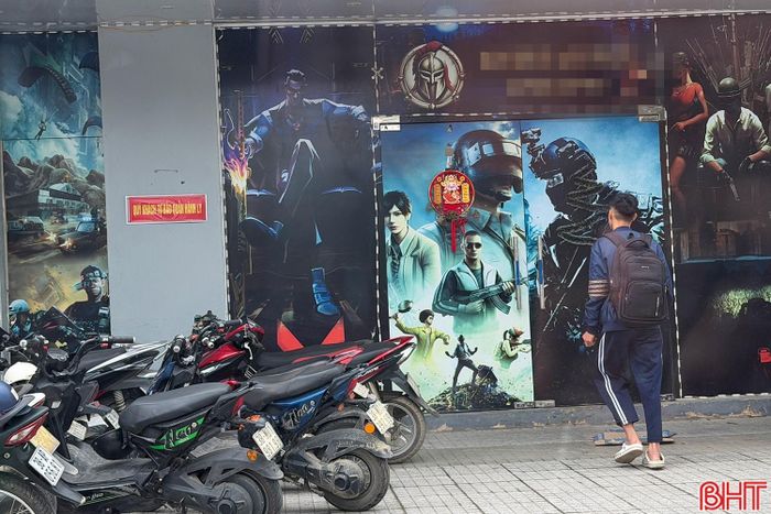 Hình ảnh quen thuộc trước các quán game online với học sinh mang ba lô đi vào phía trong cùng dãy dài xe máy điện, xe đạp điện.
