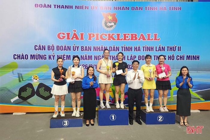  Trong đó, giải nhất đôi nam thuộc về cặp vận động viên Đoàn Thanh niên Chi cục Hải quan khu vực XI; giải nhất đôi nam nữ thuộc về cặp vận động viên Đoàn Thanh niên Ban Quản lý dự án Đầu tư xây dựng công trình dân dụng và hạ tầng khu vực tỉnh; giải nhất đôi nữ thuộc về cặp vận động viên Đoàn Thanh niên Sở Nông nghiệp và Môi trường Hà Tĩnh. 