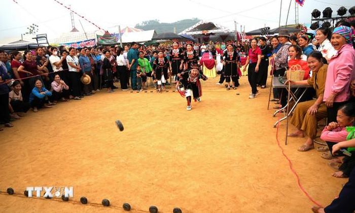 Bà con các dân tộc và du khách hào hứng tham gia trò chơi dân gian đánh pam tại Lễ hội Chợ Thụt xã Phù Lưu (tỉnh Tuyên Quang). (Ảnh: Minh Tâm/TTXVN)
