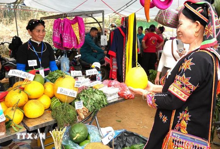 Các sản phẩm nông sản, đặc sản truyền thống của địa phương được đông đảo du khách lựa chọn tại Chợ Thụt, xã Phù Lưu (tỉnh Tuyên Quang). (Ảnh: Minh Tâm/TTXVN)