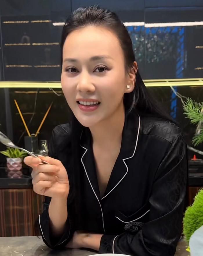 Có sự trở lại không cần tuyên bố. Chỉ một khoảnh khắc quen thuộc, cũng đủ khiến khán giả nhận ra Phương Oanh trở lại, và tiến thêm bước nữa đến gần khán giả.