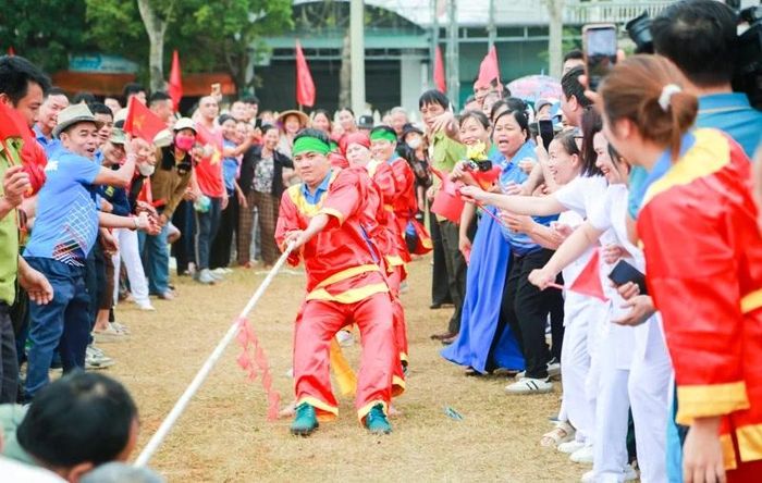 Các vận động viên thi đấu môn kéo co sau lễ khai mạc.