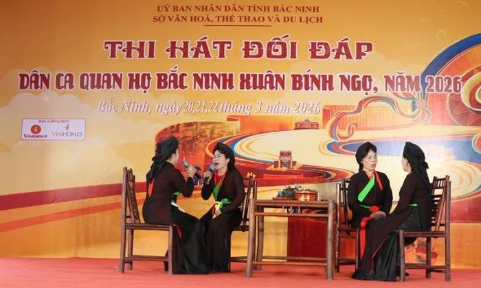 Các cặp thí sinh dự thi nội dung đối đáp quan họ cổ.