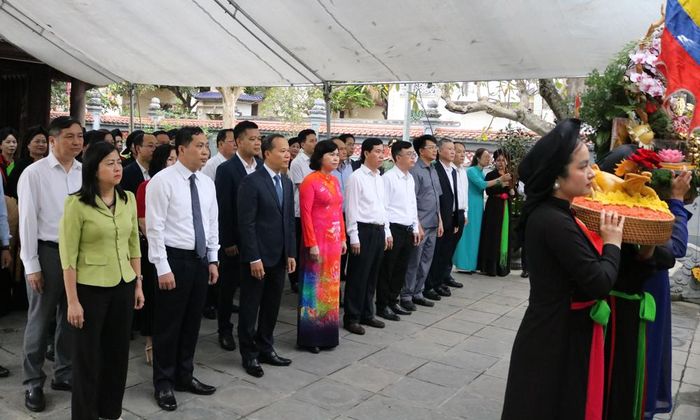 Trước khai mạc hội thi, Đoàn Đại biểu Tỉnh ủy, HĐND, UBND, Ủy ban MTTQ tỉnh dâng hương tri ân Thủy tổ Quan họ tại đền thờ Vua Bà (tổ dân phố Viêm Xá, phường Kinh Bắc)