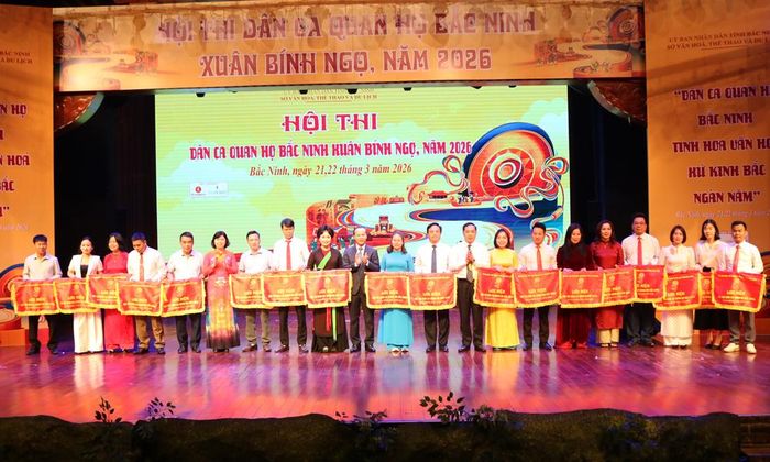 Các đồng chí lãnh đạo tỉnh trao Cờ lưu niệm cho đại diện các đoàn nghệ thuật quần chúng tham dự nội dung thi sân khấu ca nhạc quan họ.