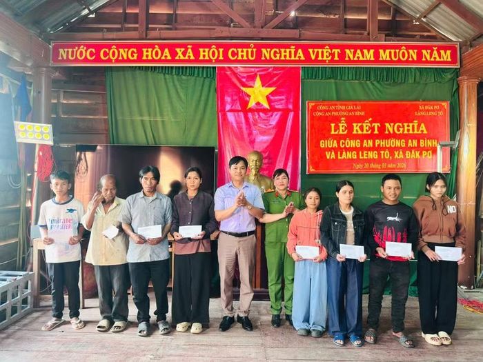  Công an phường An Bình tặng quà cho các hộ gia đình ở làng Leng Tô. Ảnh: R'Ô HOK 
