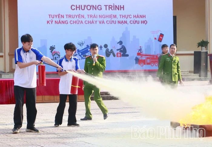 Lực lượng chức năng tuyên truyền, trải nghiệm, thực hành kỹ năng chữa cháy và cứu nạn cứu hộ cho gần 1 nghìn học sinh Trường THPT Kỹ thuật Việt Trì.