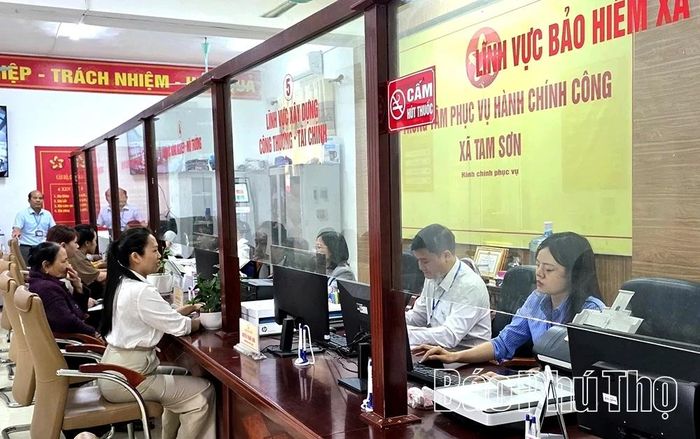 Cán bộ Trung tâm Phục vụ hành chính công xã Tam Sơn hướng dẫn người dân giải quyết thủ tục hành chính