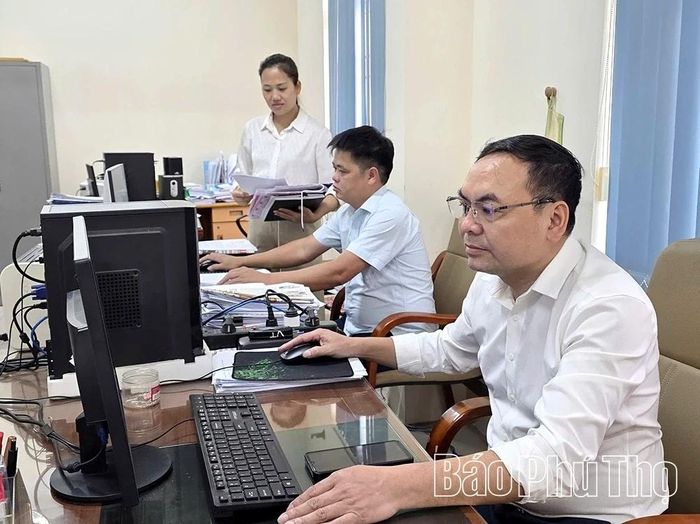 Cán bộ Ban Xây dựng Đảng xã Tam Sơn chủ động rà soát, hồ sơ quần chúng ưu tú đủ điều kiện, tiêu chuẩn làm hồ sơ đề nghị kết nạp đảng.