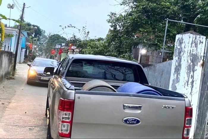 Ô tô đỗ chắn đường ở Quỳ Hợp, Nghệ An (Ảnh: Ngọc Tú).