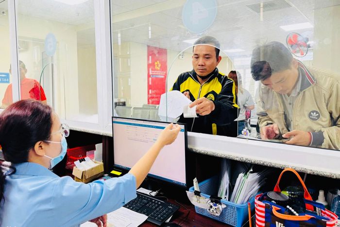 Người dân giải quyết thủ tục hành chính liên quan đến BHXH, BHYT. Ảnh: BHXH tỉnh Đồng Nai