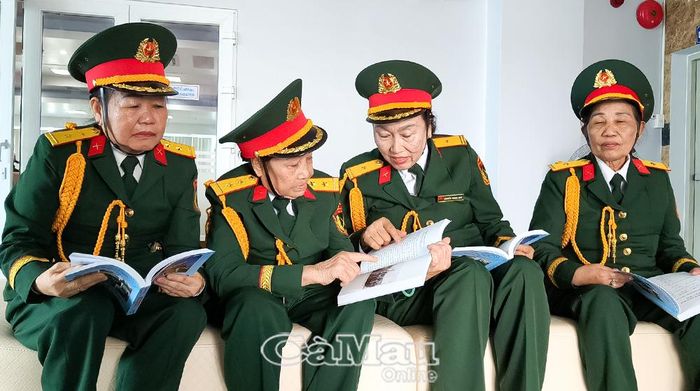 Các thành viên Ðội Nữ pháo binh Cà Mau vui mừng với quyển sách ghi lại quá trình chiến đấu bảo vệ Tổ quốc của mình.