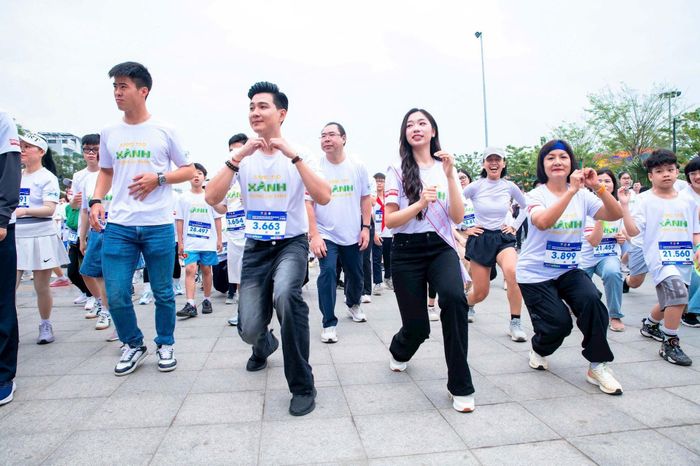 Khởi động trước giờ chạy. Ảnh: N.Lan