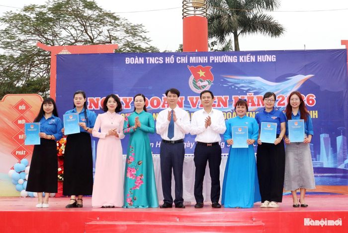 Ký kết phối hợp quản lý đoàn viên sinh hoạt hai chiều với các trường học trên địa bàn. Ảnh: Tuấn Điệp
