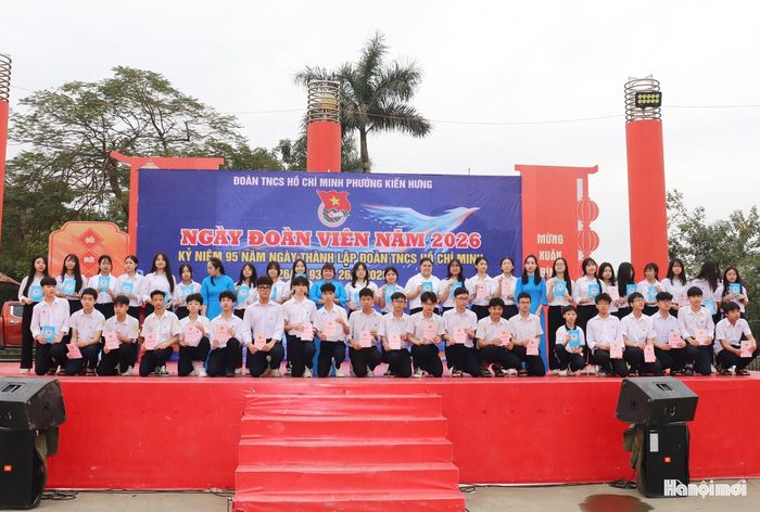 Ban Chấp hành Đoàn phường trao quyết định kết nạp 95 đoàn viên mới. Ảnh: Tuấn Điệp