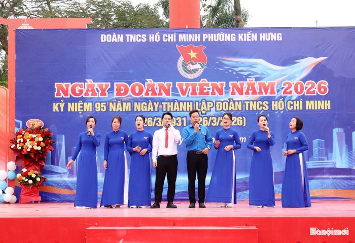 Các tiết mục ca nhạc ca ngợi Đoàn TNCS Hồ Chí Minh được trình diễn sôi nổi, giàu cảm xúc tại chương trình. Ảnh: Tuấn Điệp